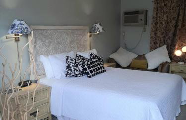 HARRY'S MAN CAVE - A Vintage Motel on the Historic 395 route - The New Star Motel Experience - Photo 16