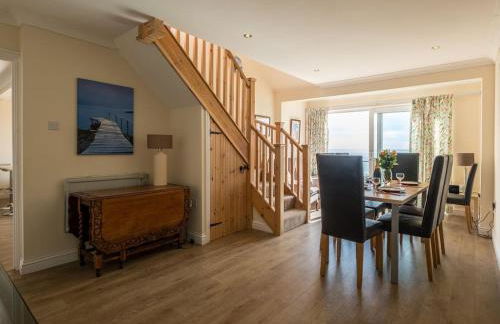 Coastal retreat with stunning sea views - Photo 4