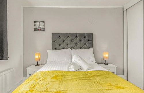 Amazing Marina-Overlooking 1Bed - Photo 4