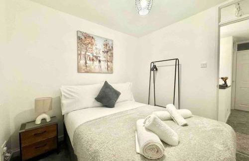 Swindon 3 Bedroom spacious home parking & garden - Foto 4