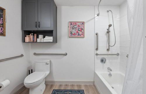 Stylish Ground Floor 2BR 2BA with Private Patio - Foto 13