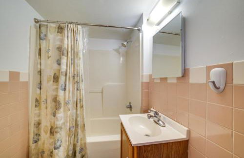 Walk to Beach and Lake Idyllic Escape in Edinboro! - Foto 12