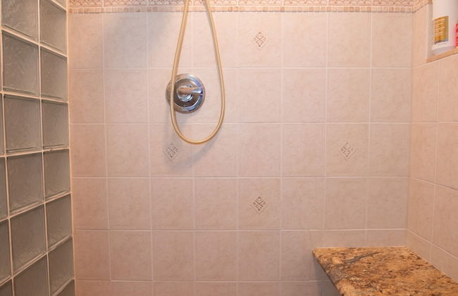 Gorgeous Urban Oasis W/hot Tub, Heated Pool And Private Movie Theater 3 Bedroom Home by RedAwning - Foto 34