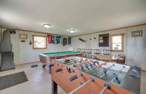 Stone Lake Cabin with Private Deck and Fire Pit! - Foto 25