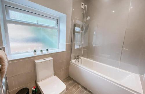 LITTLE RED HOLIDAY HOME - 2 Bed House with Free Parking within West Yorkshire, local access to the Peak District - Foto 11