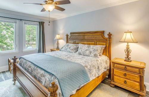 Marina and Pool Roomy Golf-View Home in Southport - Foto 15