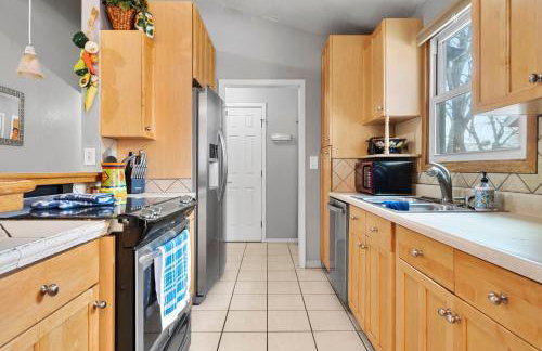 A Denver Oasis 15 Min to the Bronco Stadium 3 Bedroom with a King Suite - Photo 5