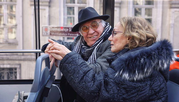 Casal a bordo do ônibus turístico de Istambul