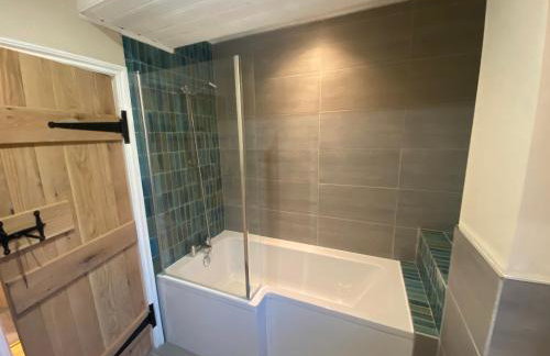 Riverside Cottage with balcony and fishing jetty - Foto 12