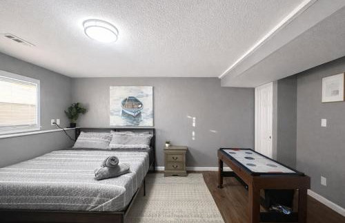 Large Overland Park Getaway 4 KING beds 3 Bath Sleeps 10 - Foto 5