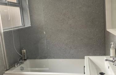 Comfortable 2 bedroom home from home with parking - Foto 23