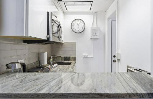 NEW Coastal 1BR at Palm Beach Hotel Condo - Foto 29