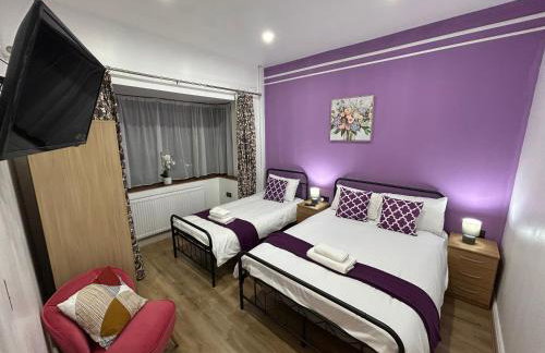 Minstead Houses 5 Bedroom Large House inc 3 Twin Rooms B24 just off M6-J6 Free Parking Driveway 2 Showers Bath 2 WCs Fast Wi-Fi Garden Airport NEC Contractor HS2 Teams Weekly Stays Welcomed Best-in-Class - Foto 2