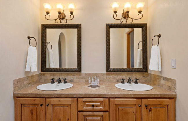 Casa Nona - Pristine Home in the Railyard District, Walk to The Plaza - Photo 25