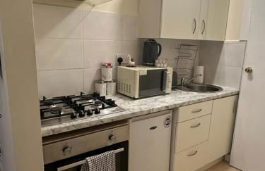 Double bed Quinton ,Studio Fast WiFi,Netflix, No deposit Required - Foto 16