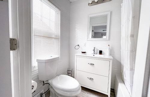 Cheerful & Modern Home w/ a Walkout Deck Area - Foto 18