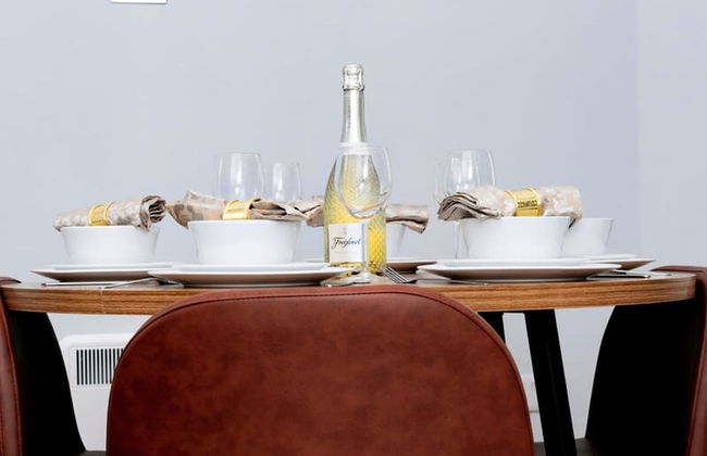 The Lower Gathering - Wrexham Town Centre - Sleeps Up To 10 - Photo 2