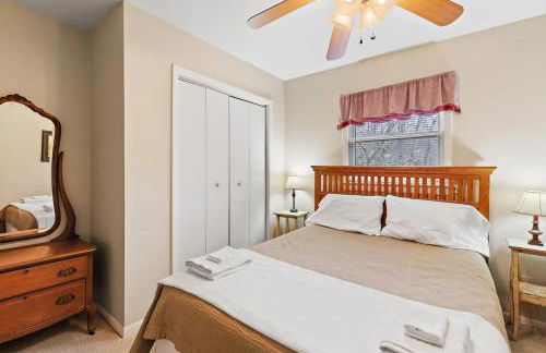 Charming Modern Cabin with Hiking Trails and Fire Pit - Foto 8