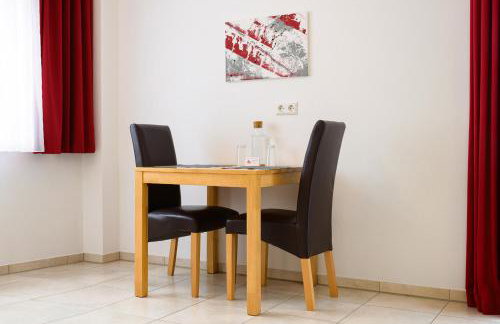 7SCHWABEN - 7 vollausgestattete Wohnungen unter einem Dach mitten in Bad Urach - Küche - Bad - WLAN - Waschmaschine - kostenloses Parken - E-Bike-Garage mit Ladestation - Altstadt, Bus, Bahn, E-Ladestation unter 5 Min - barrierefrei - rollstuhlgerecht - Foto 32