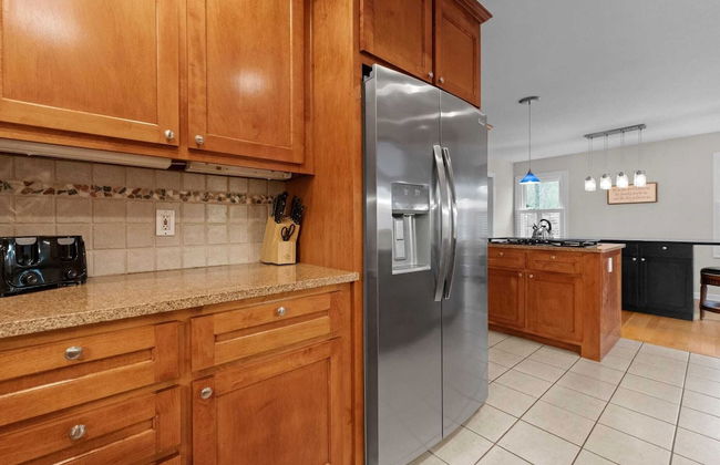 Sleeps 22, Lakefront w/ Private Dock & Pool, 2 Houses Lake Living by Avantstay - Foto 46