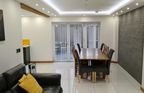 Modern Large 4-Bed Property sleeps 10 in Abergele - Photo 35