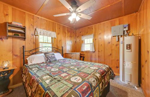 Near Snowmobiling! Carp Lake Cottage with Fire Pit - Foto 13