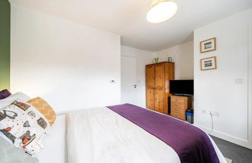 Bright 4 Bedroom Home in Walsall, Free Parking and for EVs - Foto 43