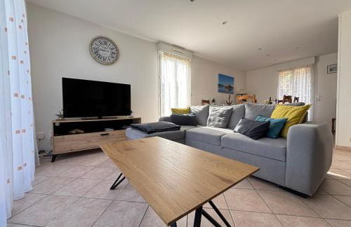 Saint Ho Mer Maison lumineuse vue mer 8 pers 4 chambres 2 sdb 2 WC étage rénové en 2025 belle terrasse grand jardin clos parking 8 mn à pied petite plage grand jardin près de Port en Bessin, Bayeux et plage Omaha beach - Foto 8