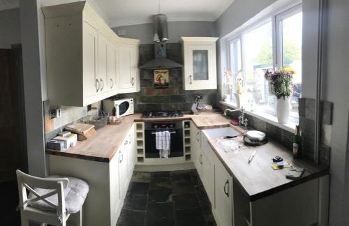 Charming 3 bedroom house with a warmth character - Photo 3