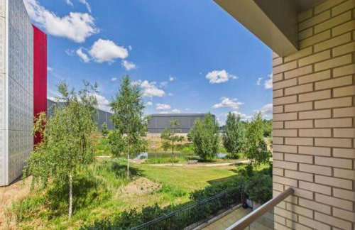 Modern 2-Bed Apartment in Longcross with Balcony & Parking - Foto 10