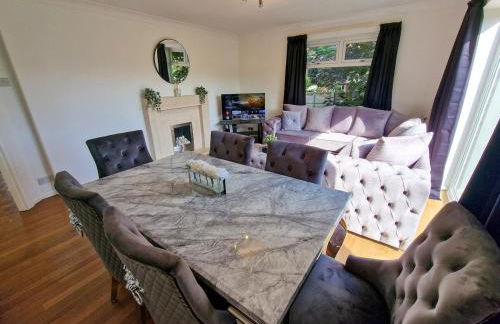 Free Parking Home In Gatley by City SuperHost - Photo 4