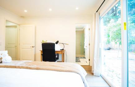 Grand Lux 4BR Prime Location & Serene Yard - Foto 20