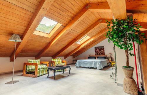 8 beds- surrounded by greenery with parking - Foto 11