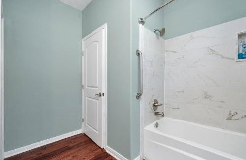 Summer Bliss 3BR Home, Walk to Beach Master Suite Sleeps 9 - Foto 33