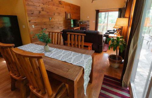 Cheerful Two Bdrm Cabin with Hot Tub & Pet Friendly - Foto 13