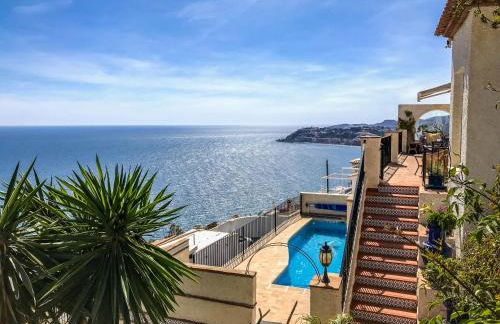 Breathtaking Seaside Villa with Heated Saltwater Pool & Panoramic Terraces - Foto 1