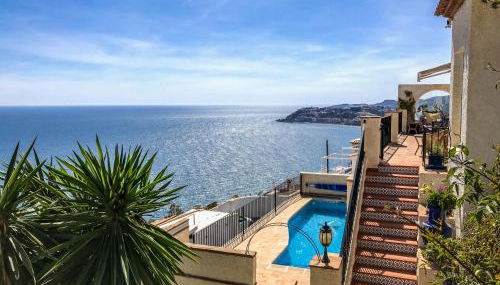 Breathtaking Seaside Villa with Heated Saltwater Pool & Panoramic Terraces - Foto 1
