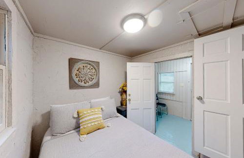 Walk to Medina River Cowboy Cottage with BBQ Pit - Foto 17