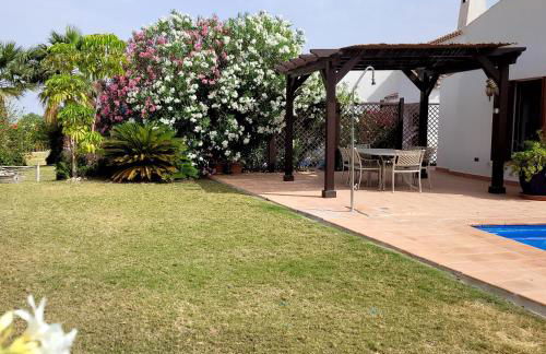 Modern 3 Bedroom Villa with Pool & Garden, Ideal for Families - Foto 14