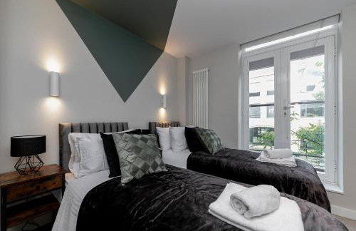 MK CITY CENTRE, THE DIAMOND SUITE, FREE Parking Space, PREMIUM SPACIOUS Apartment with FOOSBALL TABLE - Foto 22