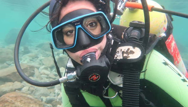 Disfrutando del bautismo de buceo en el lago Moreno