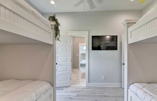 Walk to Crystal Beach Chic Family Retreat with Deck - Foto 22