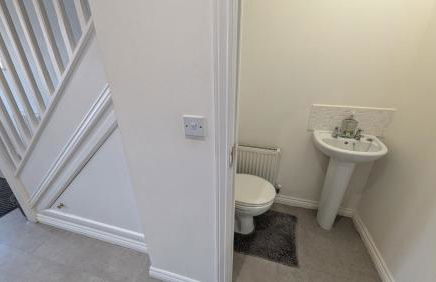 Large Modern House with Private Parking - Foto 10