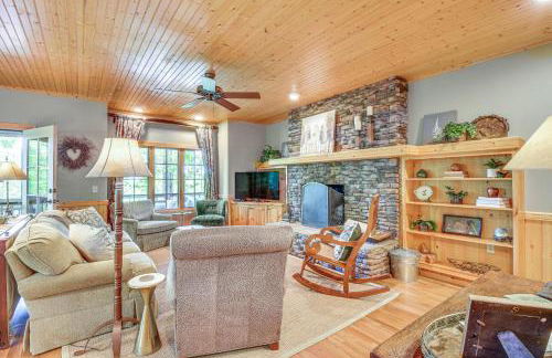 Mountain Time Cashiers Condo with Deck and Views! - Foto 5