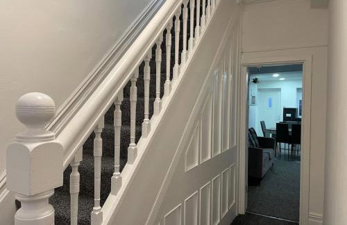 Modern Five Bed Long Stays and Contractors Welcome - Foto 6