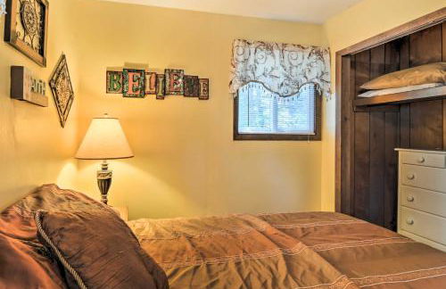 Higgins Lake Getaway with Fire Pit, Walk to Beach! - Foto 16