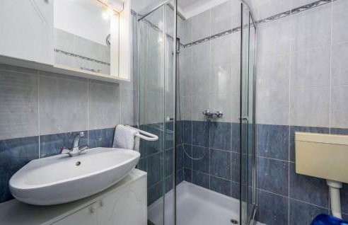 1 Bedroom Stunning Home In Sveti Lovrec - Foto 15