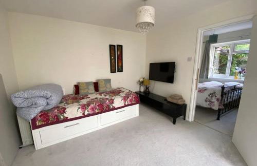 Cosy Apartment with Private Access and Kitchenette in Guildford - Photo 2