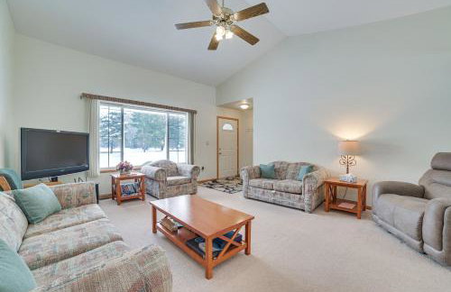 Cozy Mancelona Home Ski, Golf and Snowmobile! - Foto 1