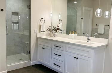 Newly Renovated 4B, 2.5 bath Lakefront home with South Grand Lake Views and dock - Foto 13